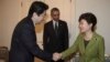 3月25日，南韓總統朴槿惠與日本首相安倍晉三握手，美國總統奧巴馬站在兩人身旁。美日韓三國領導人在荷蘭海牙舉行三邊峰會。
