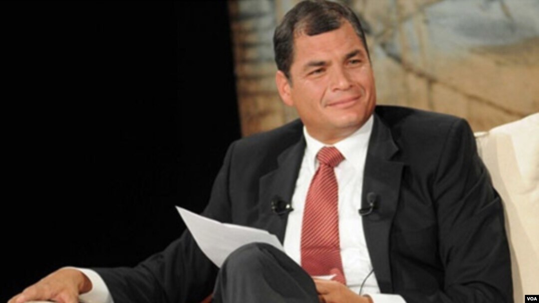 Rafael Correa aseguró que la Constitución le permite relizar consultas populares en su país.