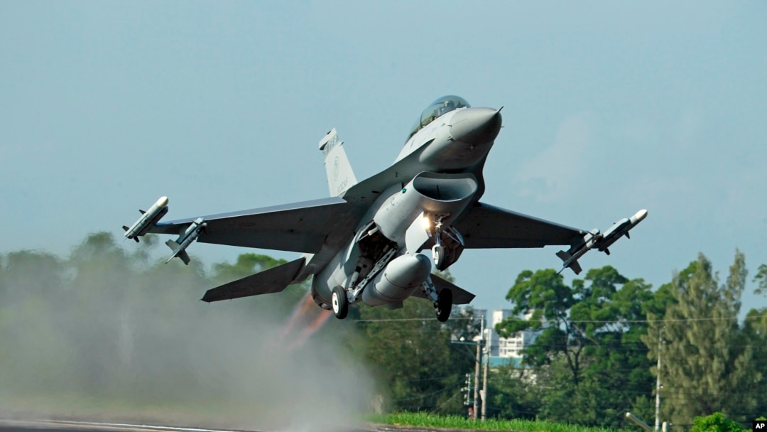 台灣的漢光軍事演習裡，美國製造的F-16戰鬥機從公路上起飛（2015年12月16日）
