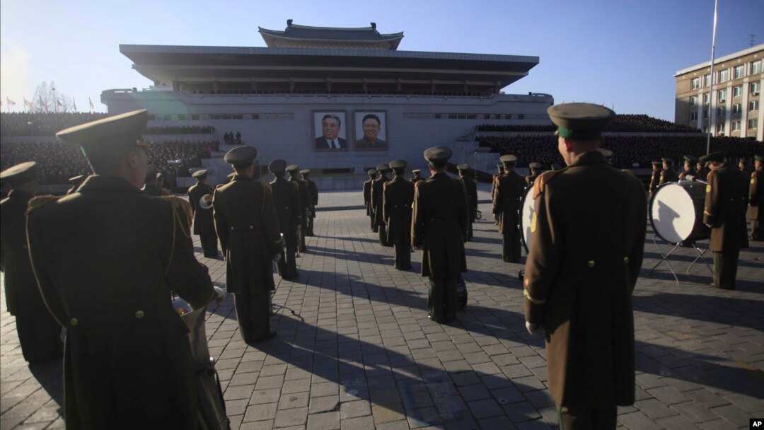 지난 2월 평양 김일성 광장에서 '70일 전투' 달성을 위한 군중대회가 열린 가운데 군인들이 참석했다. (자료사진)