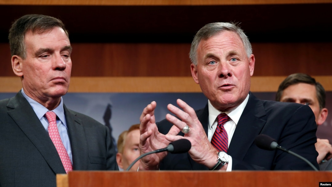 Chairman of the Senate Intelligence Committee Richard Burr (R-NC), right, and the committee's vice chairman Senator Mark Warner (D-VA) speak to the media about the committee's findings and recommendations on threats to election infrastructure on Capitol Hill in Washington, March 20, 2018. 