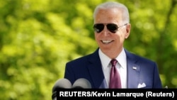 美國總統拜登在白宮外就政府對新冠疫情的應對發表講話。 (2021年4月27日)