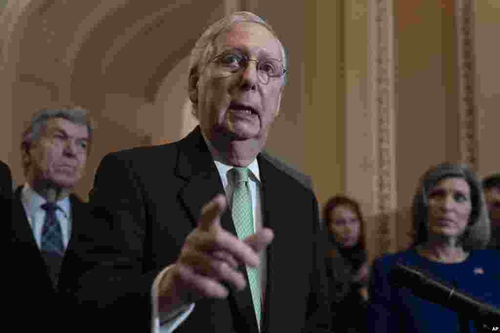 Kiongozi wa waliowengi katika Baraza la Seneti Mitch McConnell, akiwa na Sen. Roy Blunt, Kushoto na Sen. Joni Ernst, kulia, akipinga mchakato wa kumfungulia mashtaka Rais Donald Trump (AP Photo/J. Scott Applewhite)