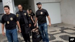 Federal police officers leave the building where Brazilian Sen. Aecio Neves resides, at Ipanema beach in Rio de Janeiro, Brazil, May 18, 2017.