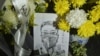 中國湖北省武漢市中心醫院李文亮醫生的遺像和供奉的鮮花。