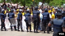 Polícia e manifestantes em Luanda