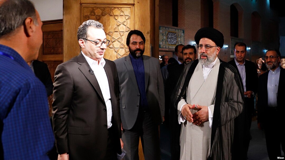 امید قالیباف مجری سابق صدا و سیما در حال حاضر سخنگوی وزارت صمت است.