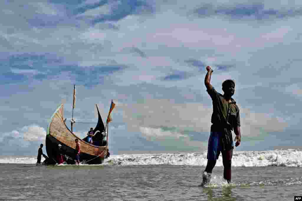 Fishermen prepare to pull their boat ashore after the day's catch in the Bay of Bengal, in Teknaf, Bangladesh.