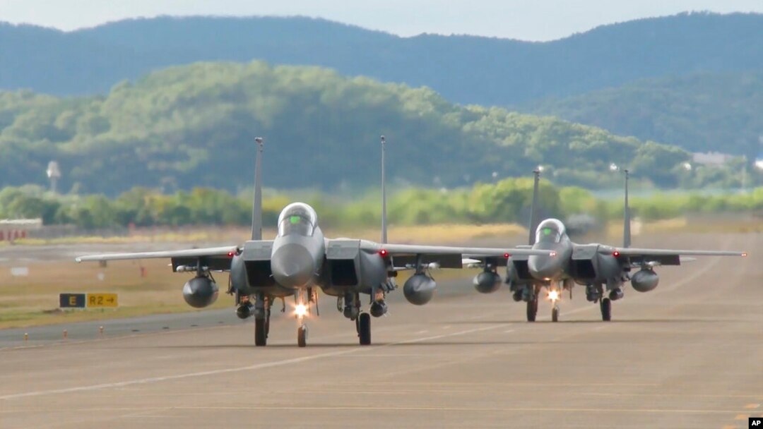 지난 4일 한국 공군 F-15K 전투기 편대가 출격하고 있다.