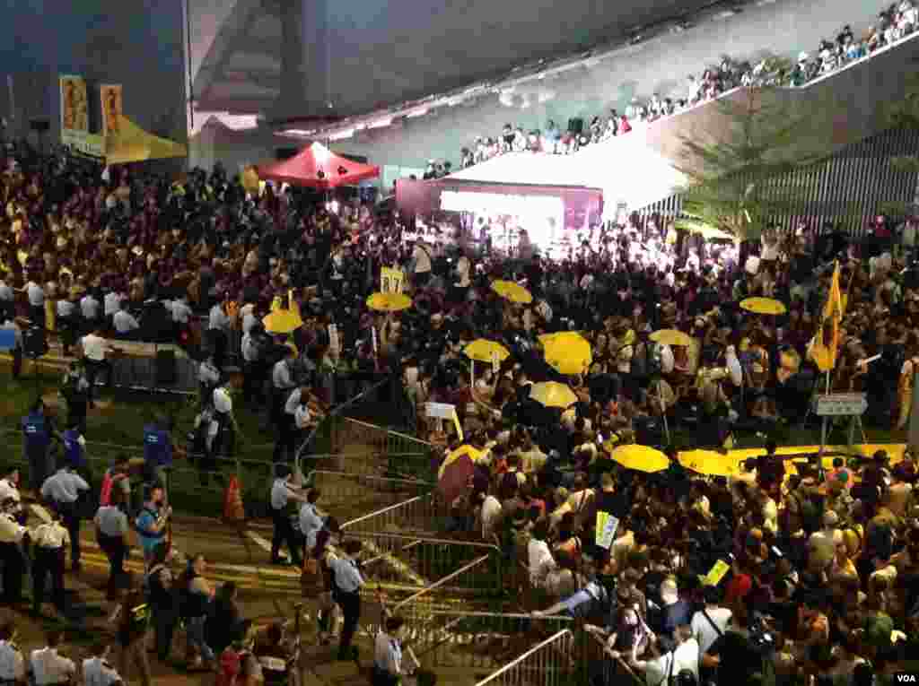 港人重返政總紀念雨傘運動一周年(美國之音海彥拍攝)