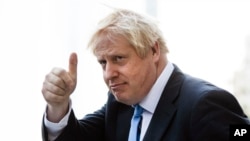 Premijer Velike Britanije Boris Džonson gestiklira prilikom polaska sa Hadson jardsa, u Njujorku, 24. septrembra 2019.
