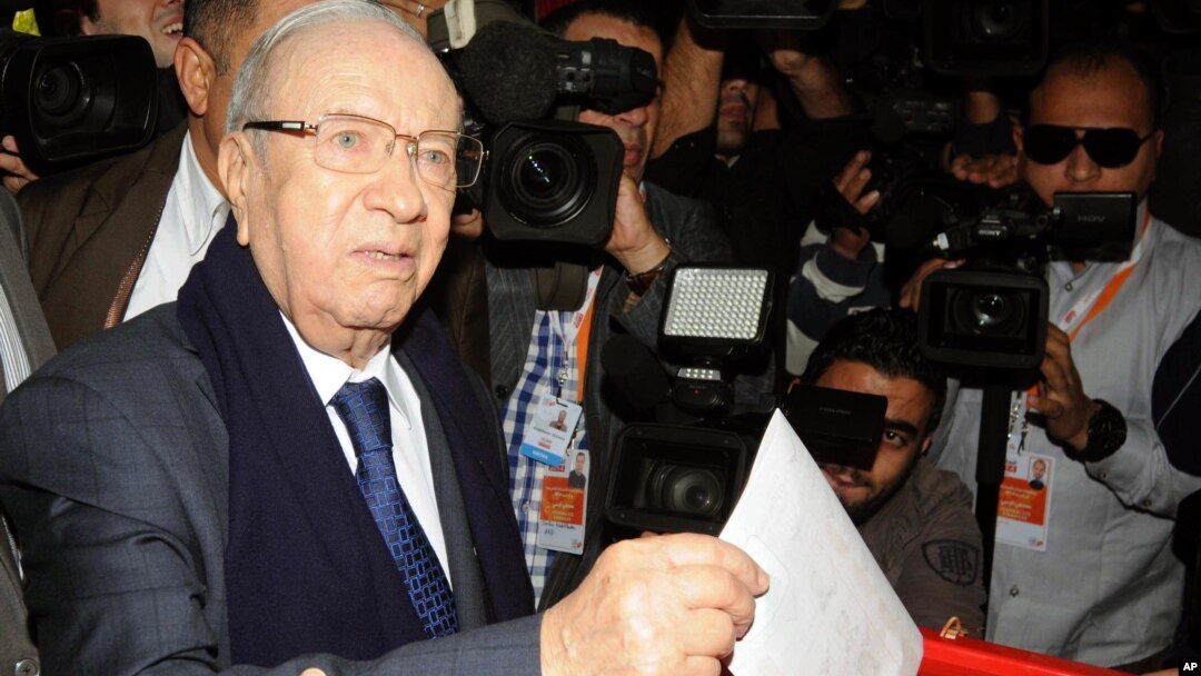 Presidential candidate and Nidaa Tounes party leader Beji Caid Essebsi casts his vote, during the first round of the Tunisian presidential election, in Soukra, Tunisia, Nov. 23, 2014.