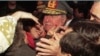 En esta imagen de archivo, el difunto dictador chileno, entonces comandante del ejército, general Augusto Pinochet, recibe el abrazo de una seguidora con motivo del 22º aniversario de su nombramiento como jefe de las fuerzas armadas, en Santiago, Chile, el 23 de agosto de 1995. 