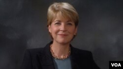 Coakley enfrentará a Scott Brown, un senador estatal de Massachusetts, quien ganó las primarias republicanas.
