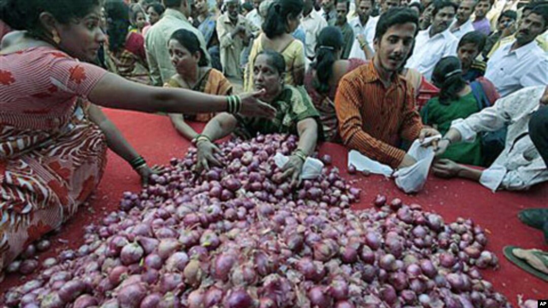 People try to grab onions being sold by a political party at cheap rates as a mark of protest against the rising prices in Mumbai, India, January 9, 2011 (file photo)