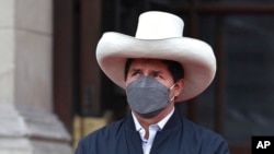 El presidente peruano Pedro Castillo asiste a una ceremonia para promover una ley que extiende la graduación automática de la universidad debido a la pandemia de COVID-19 en Lima, el 22 de noviembre de 2021