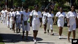 Thành viên của Nhóm Phụ nữ Áo trắng xuống đường tuần hành trước Nhà thờ Santa Rita ở Havana, Cuba, ngày 18/3/2012