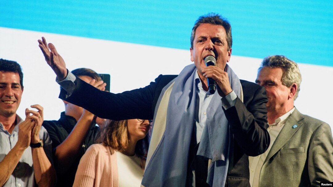 El candidato oficialista y actual ministro de Economía de Argentina, Sergio Massa, habla a sus partidarios en Buenos Aires el 22 de octubre de 2023.