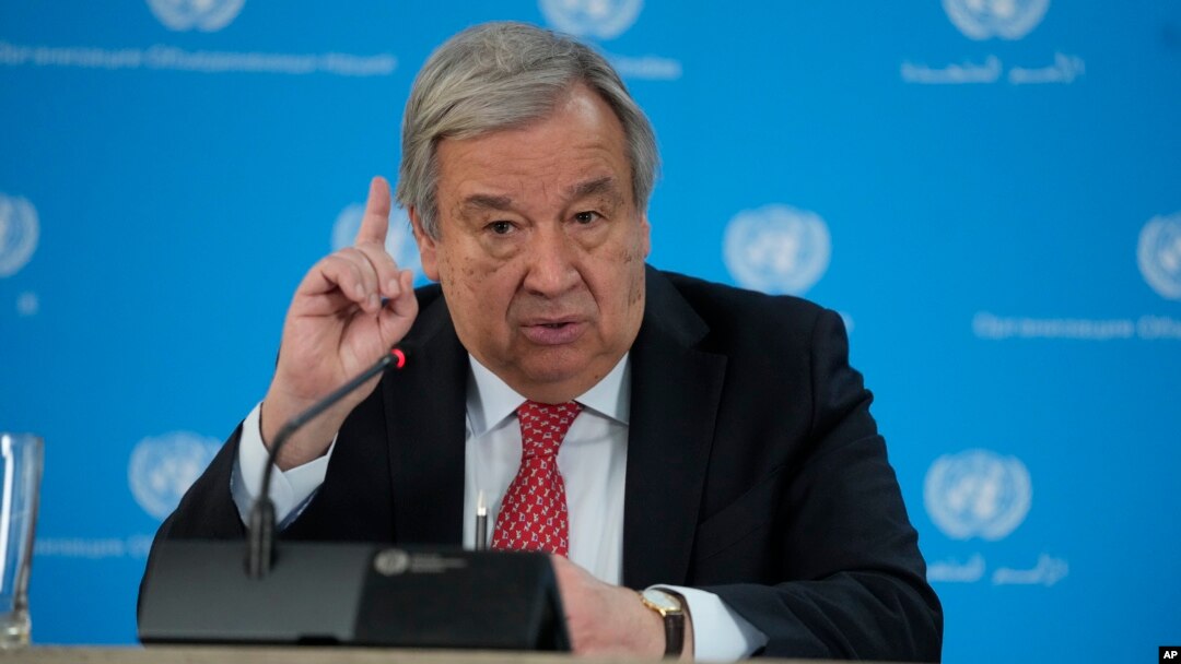 El secretario general de la ONU, Antonio Guterres, habla a la prensa durante una visita a Kenya el 3 de mayo de 2023.