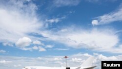El avión con la carga de ayuda humanitaria para Venezuela, estacionado en el aeropuerto de Zurich, Suiza, el 18 de junio de 2020.