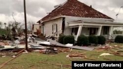 Escombros y una casa dañada en Beauregard, Alabama, EE.UU, tras el paso de un tornado el domingo, 3 de marzo de 2019.