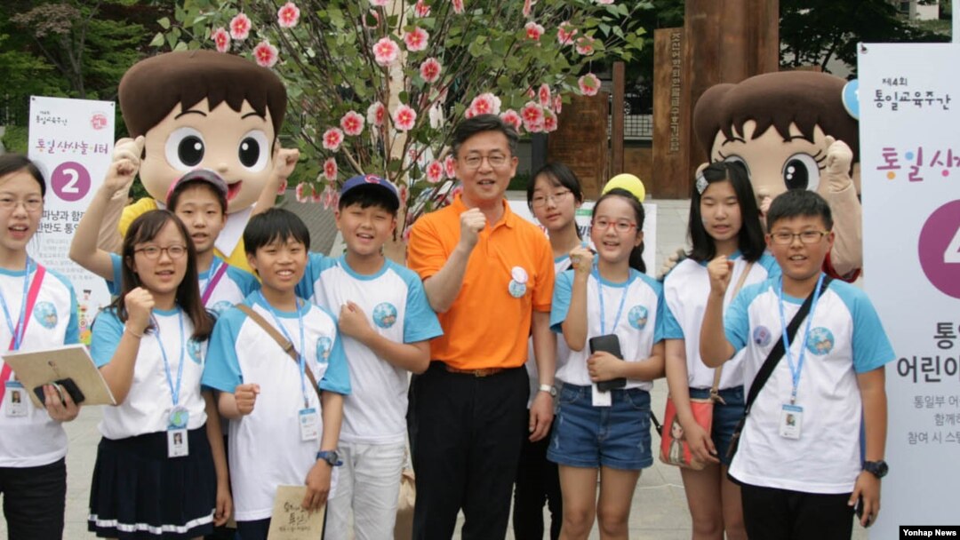 지난달 27일 서울 종로구 세종로광장에서 개장한 '통일상상놀이터'에서 통일부 어린이 기자단이 홍용표 통일부 장관과 함께 기념사진 촬영을 하고 있다. 