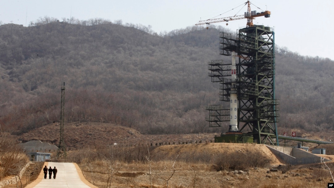 지난 2012년 4월 북한 동창리 미사일 발사대에 은하-3호 장거리 로켓이 발사대기 상태로 세워져있다. 북한은 지난 19일 남북 정상이 채택한 평양공동선언을 통해 동창리 엔진시험장과 발사대를 영구 폐쇄하기로 했다.