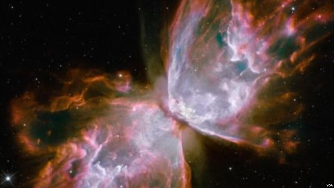 Esta nebulosa planetaria se encuentra en la Vía Láctea. Es el resultado de una estrella moribunda de la que se desprenden gases y radiación ultravioleta.