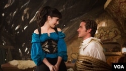 Armie Hammer y Lily Collins en "Mirror Mirror" (Foto de Jan Thijs ©2012 Relativity Media, LLC)