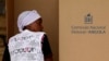 Imagem de arquivo: Mulher vota na capital Luanda nas eleições parlamentares de 2012