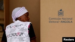 Imagem de arquivo: Mulher vota na capital Luanda nas eleições parlamentares de 2012