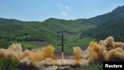 북한이 지난 7월 4일 첫 대륙간탄도미사일(ICBM) 화성-14형을 발사하는 모습