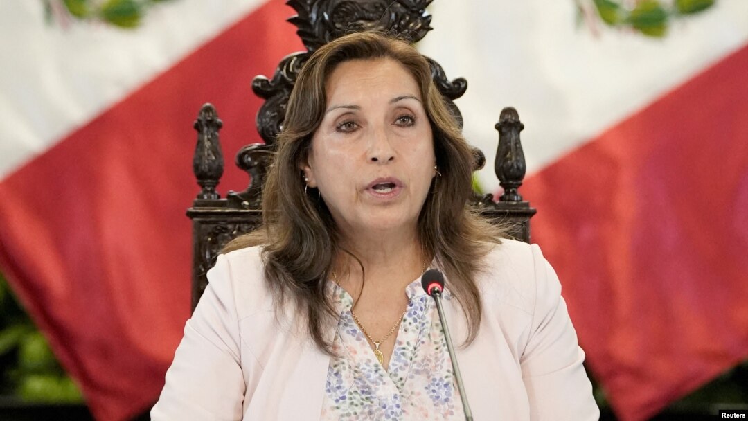 La presidenta de Perú, Dina Boluarte, se dirige a los medios de comunicación en Lima, Perú, el 29 de diciembre de 2022.