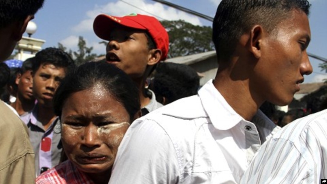 A woman hugs her son who came out of Myanmar's Insein prison in Rangoon, Burma, January 3, 2012.