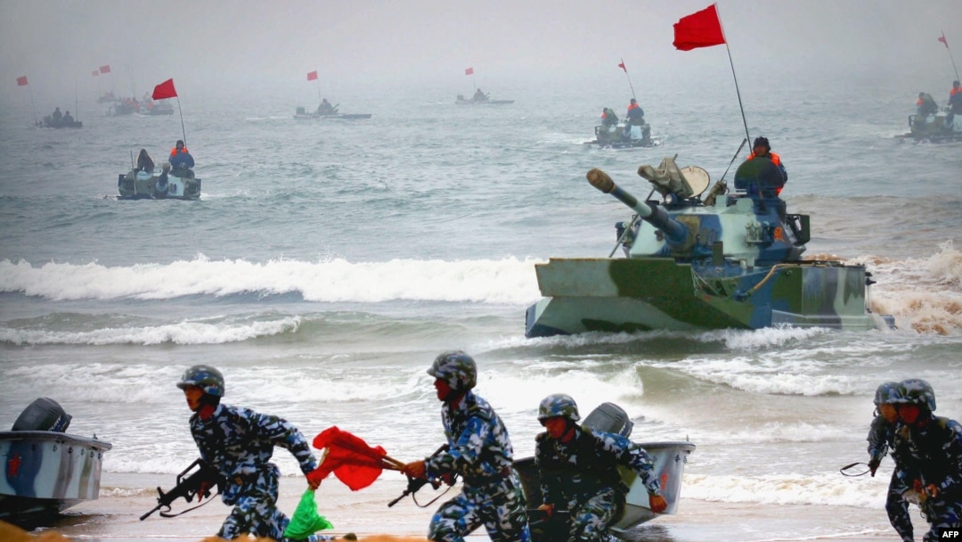 中國解放軍兩棲坦克與士兵參加在山東舉行的登陸軍演。（2005年8月24日）
