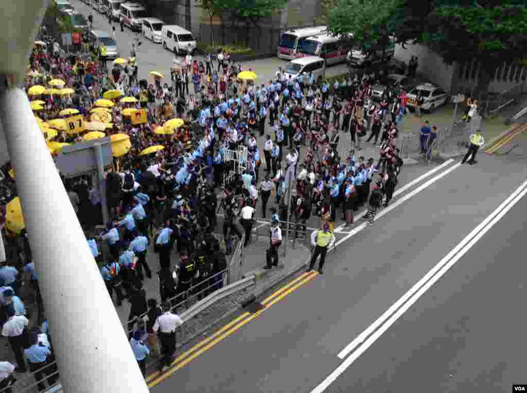 港人重返政總紀念雨傘運動一周年(美國之音海彥拍攝)