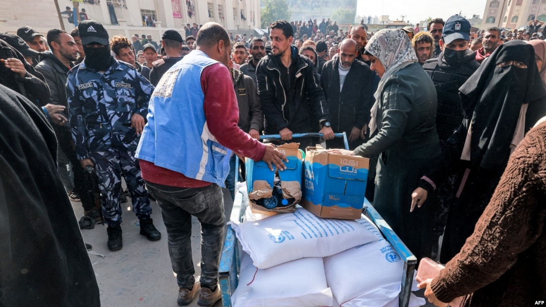 BMT ishchilari G'azo janubidagi Rafah shahrida aholiga gumanitar yordam tarqatmoqda, 12-dekabr, 2023.