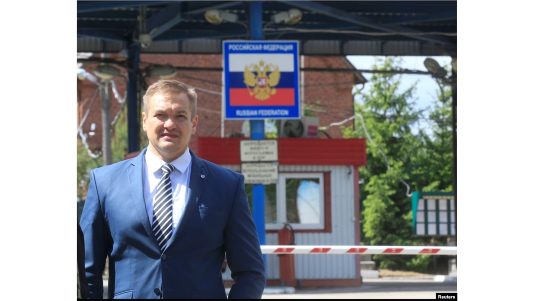 Lithuania's Interior Minister Eimutis Misiunas inspects the Sudargas border crossing point with Russia in Ramoniskiai, Lithuania, June 5, 2017.
