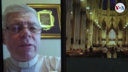 Ante la crisis sanitaria, el Padre Echeverri se ha visto obligado a ofrecer sus servicios religiosos a través de internet.