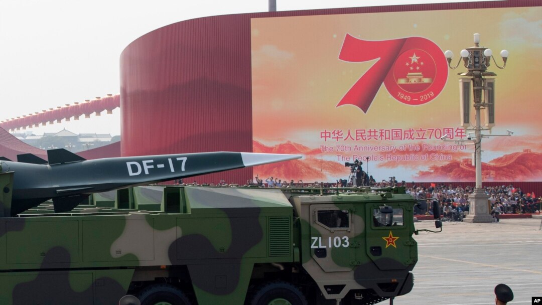 中國軍車載著DF-17東風高超音速彈道導彈參加中國國慶70週年典禮。 （2019年10月1日）