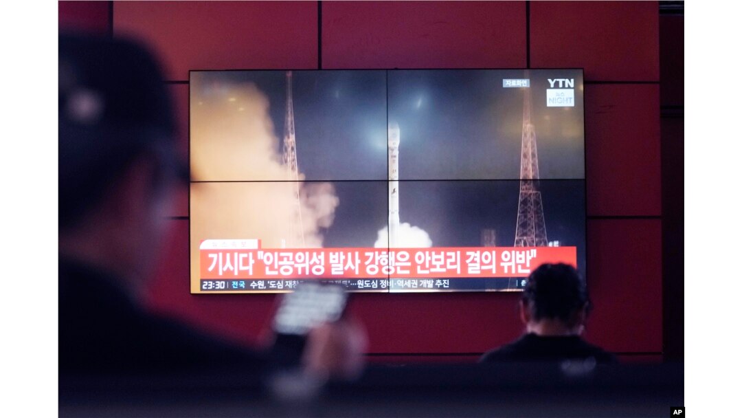 27일 한국의 한 버스터미널에서 북한의 로켓 발사 뉴스가 보도되고 있다.