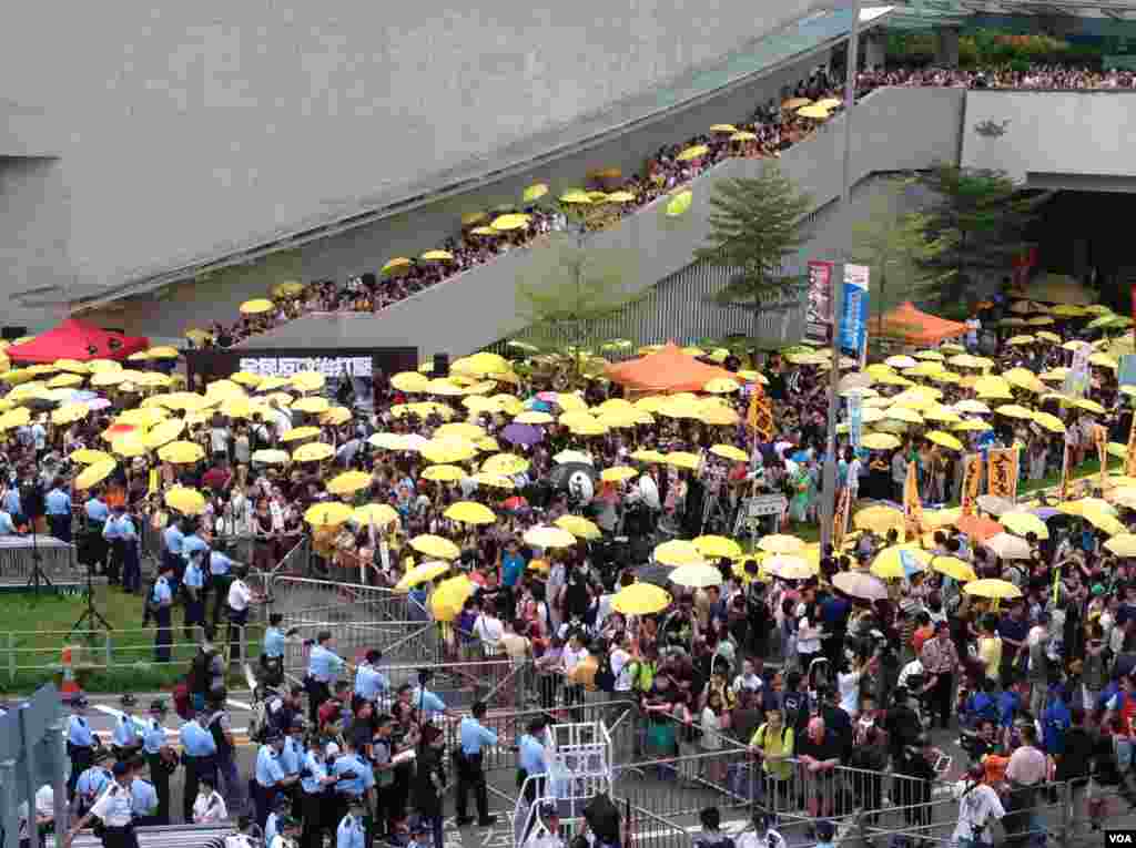 港人重返政總紀念雨傘運動一周年(美國之音海彥拍攝)