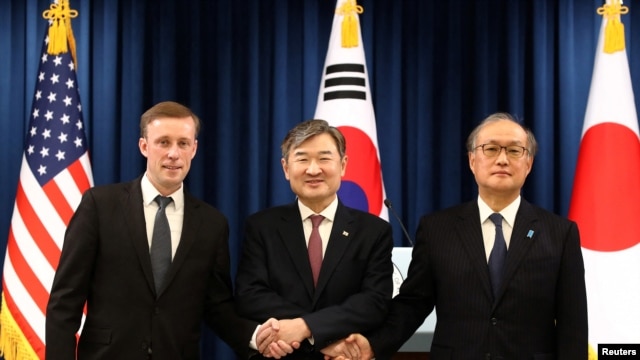 2023年12月9日,韓國國家安全顧問趙泰勇(中),與美國國家安全顧問沙利文(左)以及日本國家安全顧問秋葉武夫(右邊)在新聞發布會後握手。 (美聯社)