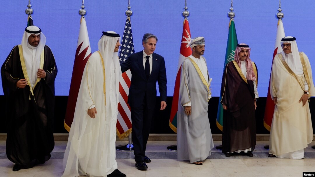 El secretario de Estado de EEUU, Antony Blinken, junto a representantes del Consejo de Cooperación del Golfo en Riad, Arabia Saudita, 29 de abril de 2024. REUTERS/Evelyn Hockstein/Pool