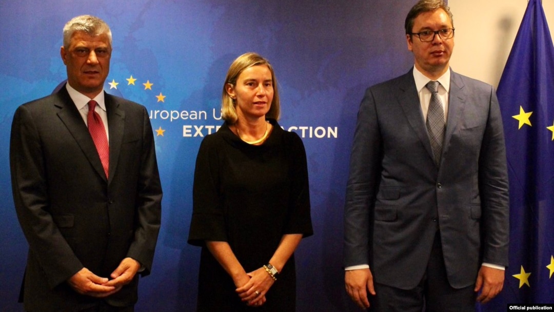 ARHIVA - Specijalna predstavnica EU Federika Mogerini, predsednik Srbije Aleksandar Vučić i predsednik Kosova Hašim Tači 