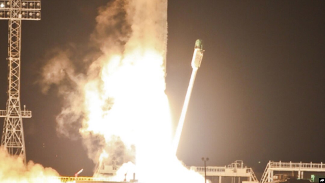 Zenit-2SB rocket with Phobos-Grunt craft blasts off from Cosmodrome in Baikonur, Kazakhstan, Nov. 9, 2011.
