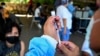 Un niño recibe una dosis de la vacuna cubana Abdala contra COVID-19 en un centro de vacunación móvil en Managua, ee noviembre de 2021. 