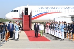 Myanmar Foreign Minister Wunna Maung Lwin welcomes Cambodian Prime Minister Hun Sen in Naypyitaw on January 7, 2022. (Cambodian Government/via Reuters)