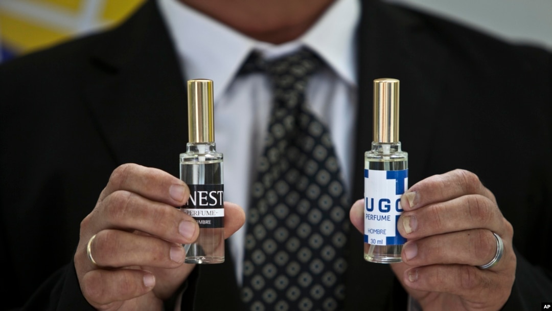En la imagen los dos frascos con los perfumes 'Ernesto' y 'Hugo'. 