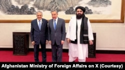 امیر خان متقی، سرپرست وزارت خارجۀ حکومت طالبان، وانگ یی، وزیر خارجۀ چین و اسحاق دار، وزیر خارجۀ پاکستان پس از گفتگوهای غیررسمی در بیجینگ، تاریخ ۲۱ می ۲۰۲۵
